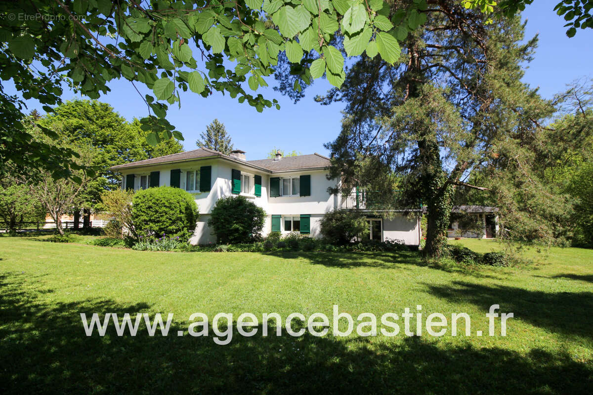 Maison à SAINT-GENIS-POUILLY
