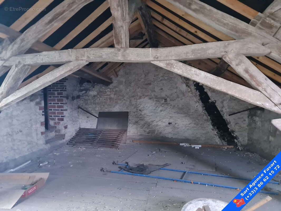 Appartement à LAROCHE-SAINT-CYDROINE