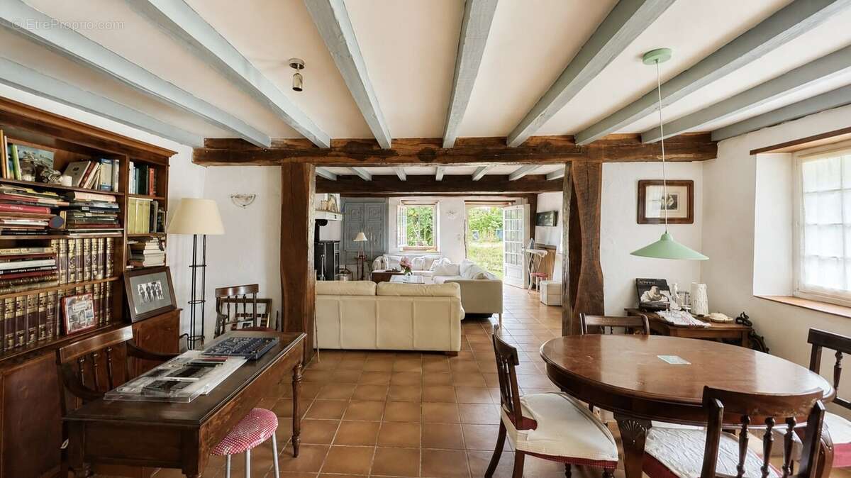 Maison de caractère du XVIIIe siècle rénovée  402 m² habitables  9 chambres  Terrain de 2 215 m²  Urt - photo 8