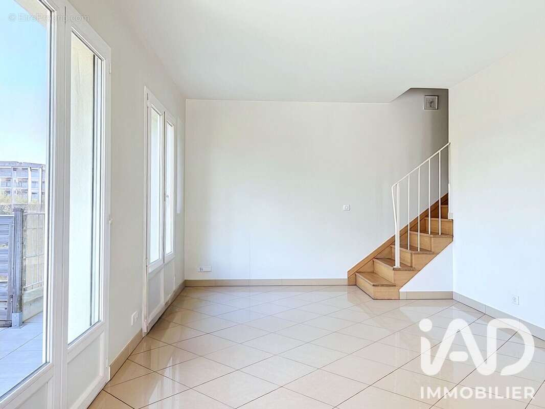 Maison 103 m² à Saint-Cyr-L'ecole  - photo 5