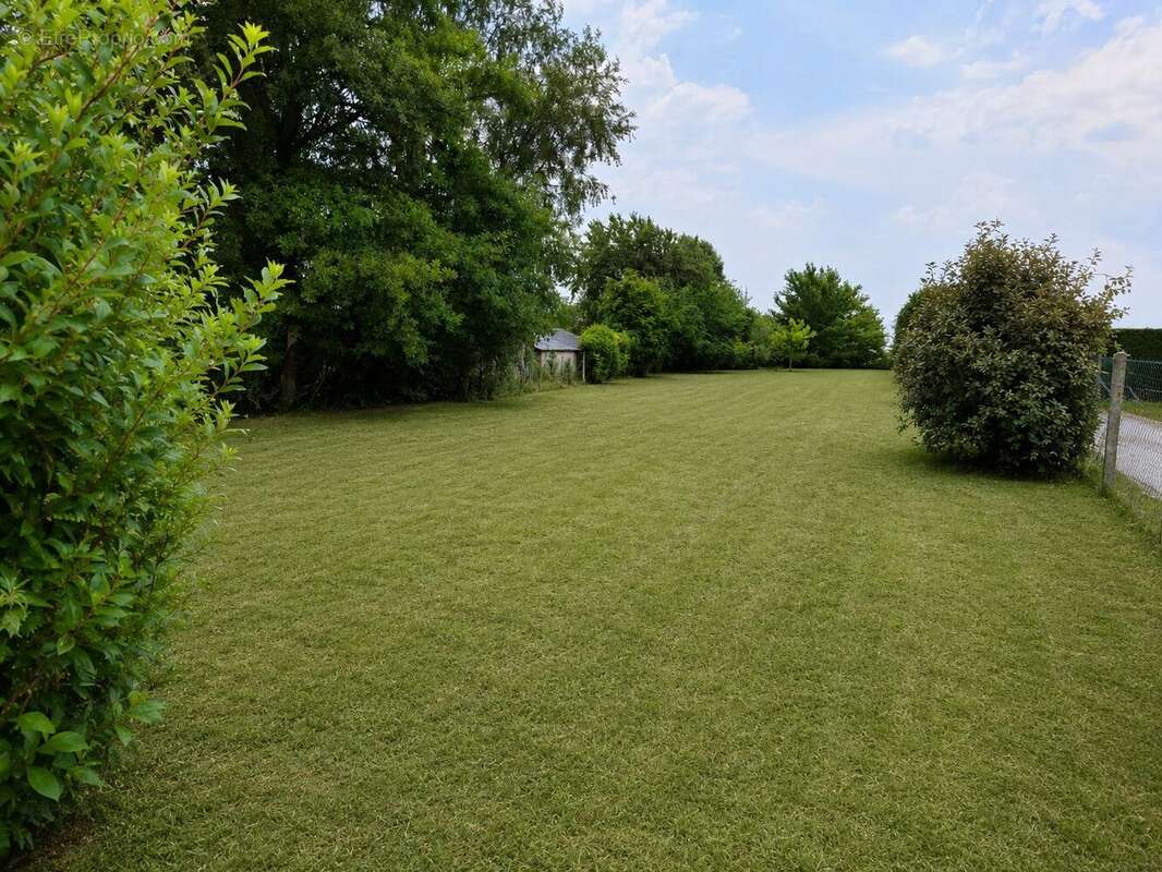Terrain 1230 m² à Crasville  - photo 2