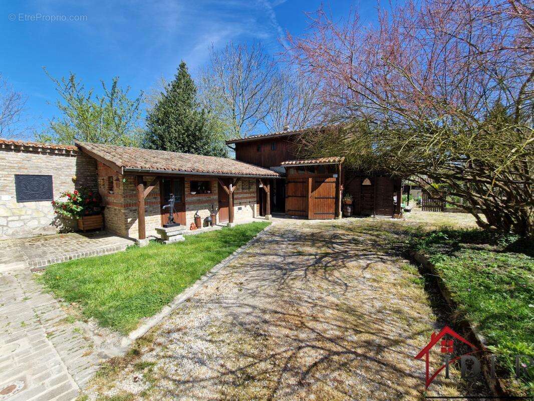 Maison à LA NEUVILLE-AU-PONT