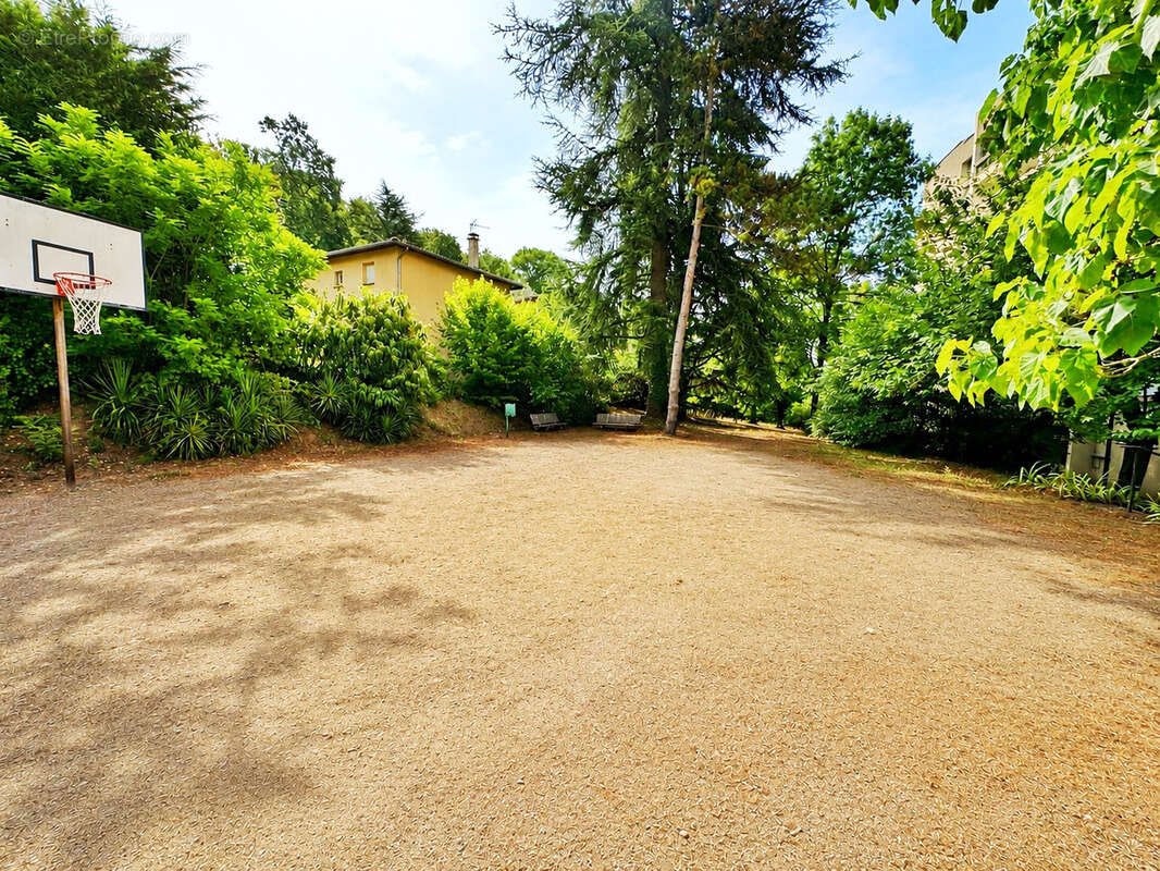 Francheville   Résidence Le Grillon   T4 rénové de plus de 86 m2 avec balcon, cave et stationnement facile - photo 15