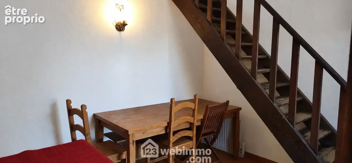 Espace repas avec monté escalier de la mezzanine.