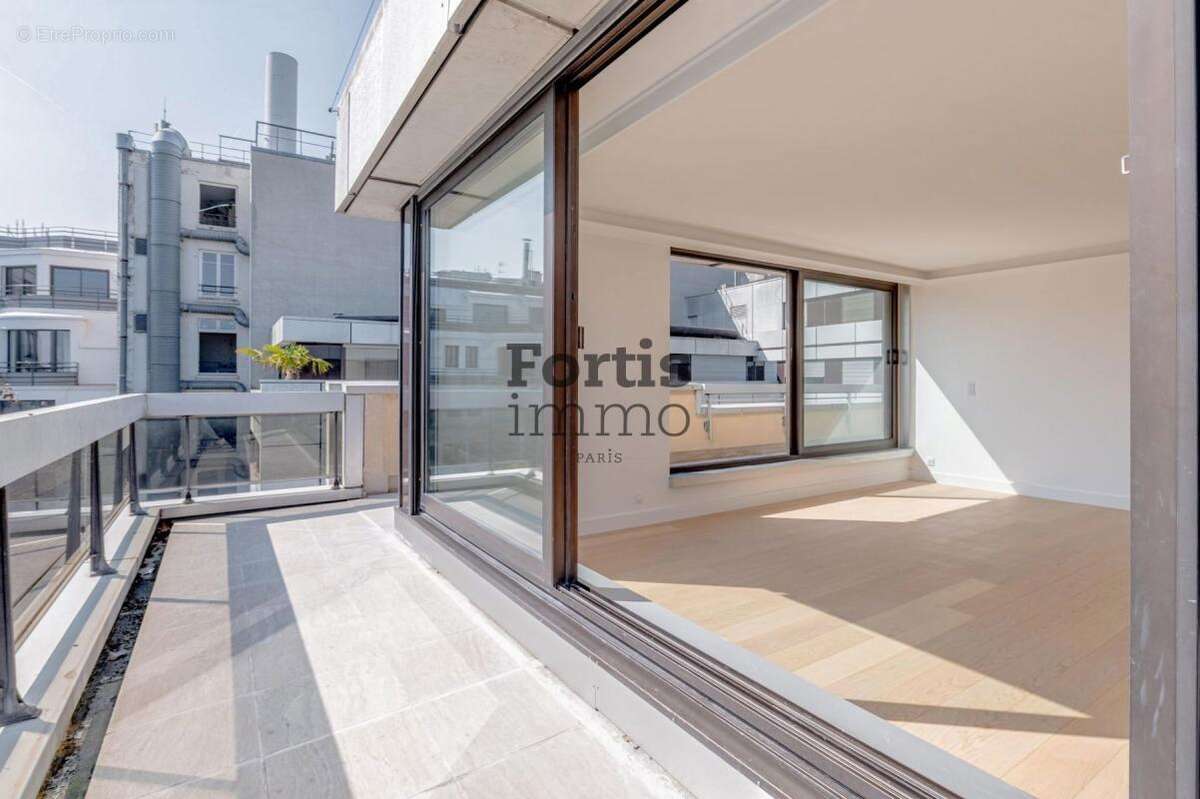 Appartement à PARIS-8E
