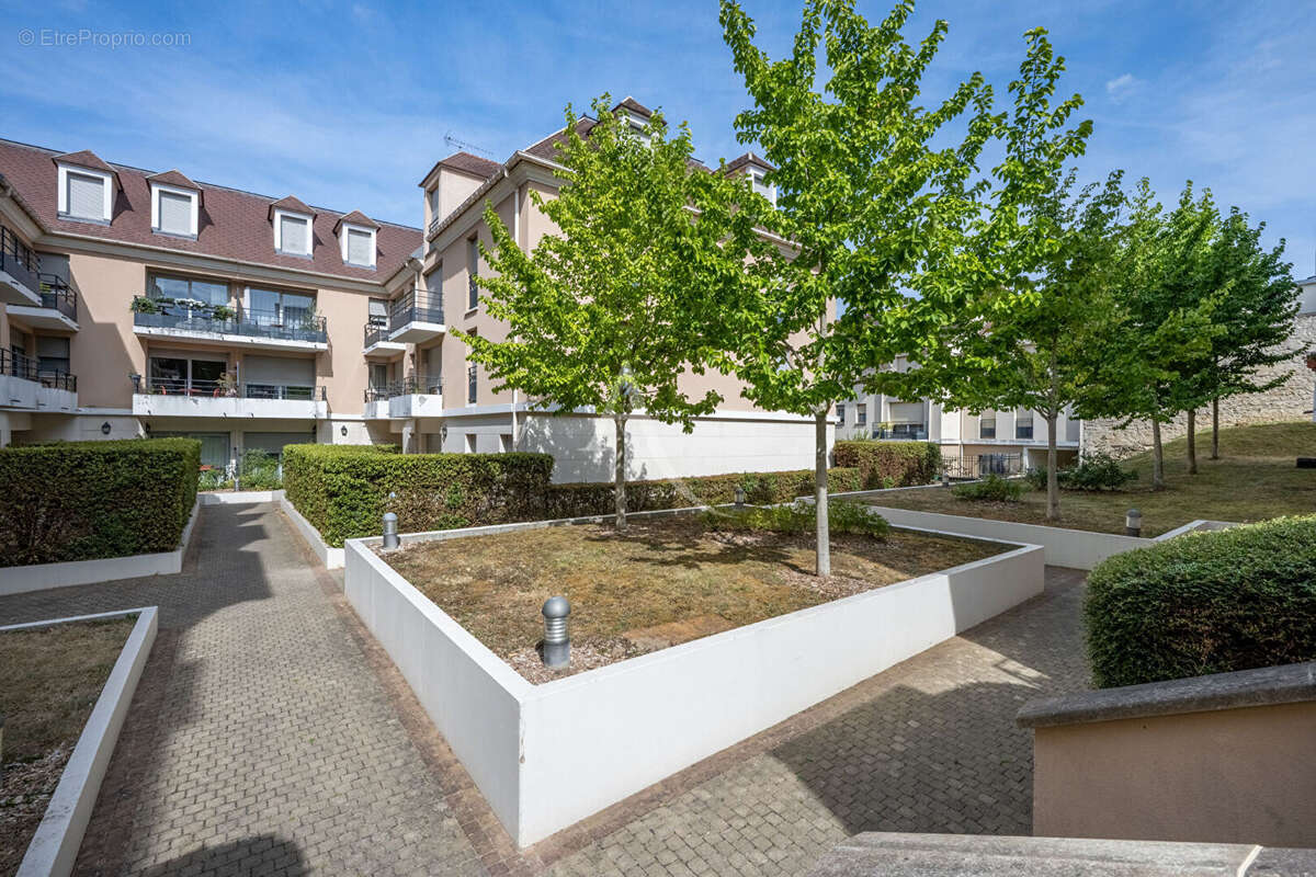 Pontoise gare, t3 de standing avec terrasse et parkings ! - photo 9