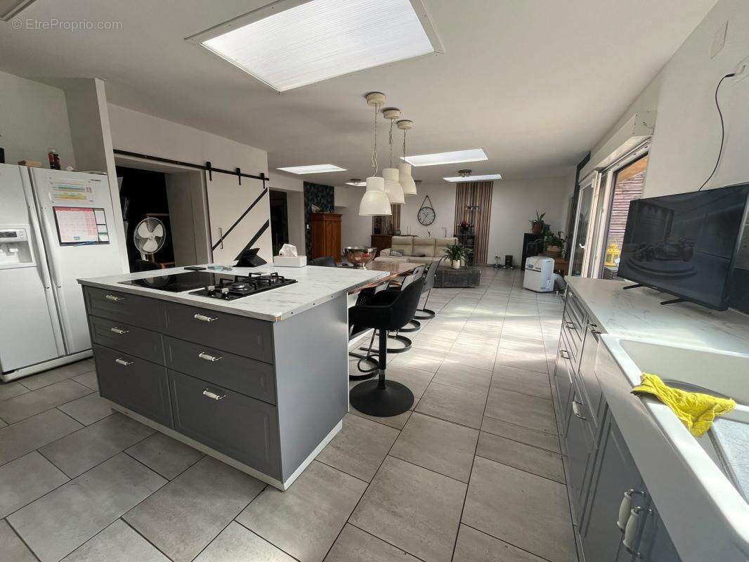 PRESTIGE & ESPACE : Splendide Maison Loft de 251 m² avec 5 Chambres, Jardin, Garage, Piscine  ‍ - photo 2