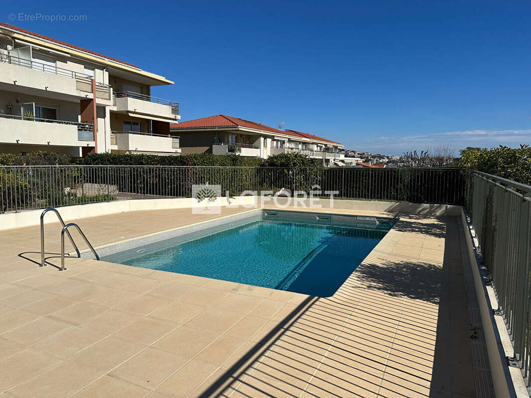 Appartement à SAINT-LAURENT-DU-VAR