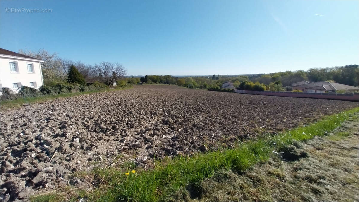 Terrain constructible pour un équipement collectif de 2,2 hectares - photo 6