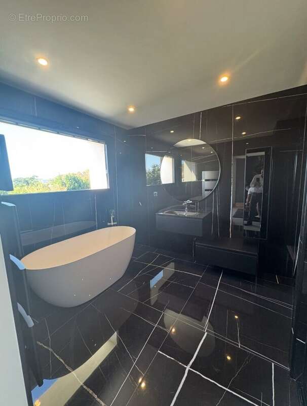 Maison à LAUDUN-L'ARDOISE