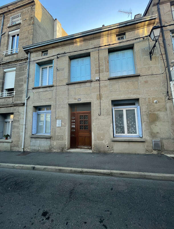 Parking à SAINT-GENEST-LERPT