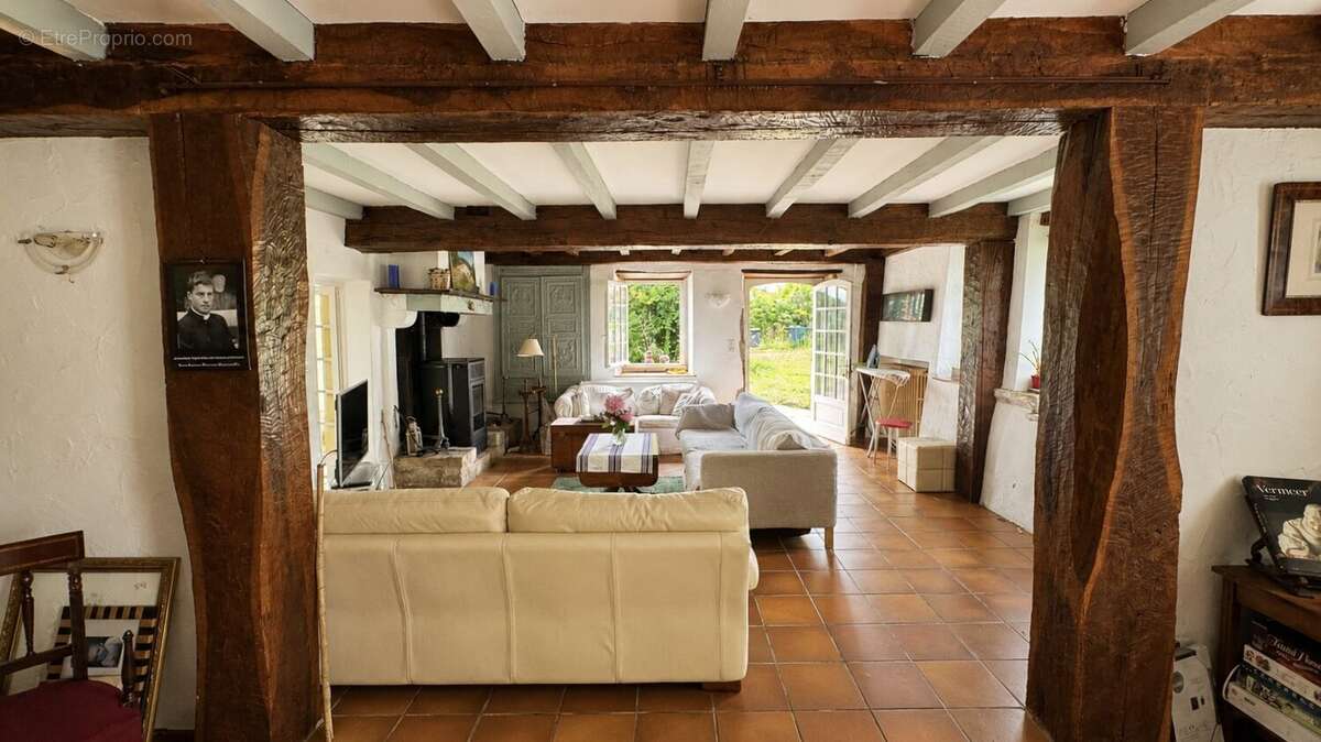 Maison de caractère du XVIIIe siècle rénovée  402 m² habitables  9 chambres  Terrain de 2 215 m²  Urt - photo 6