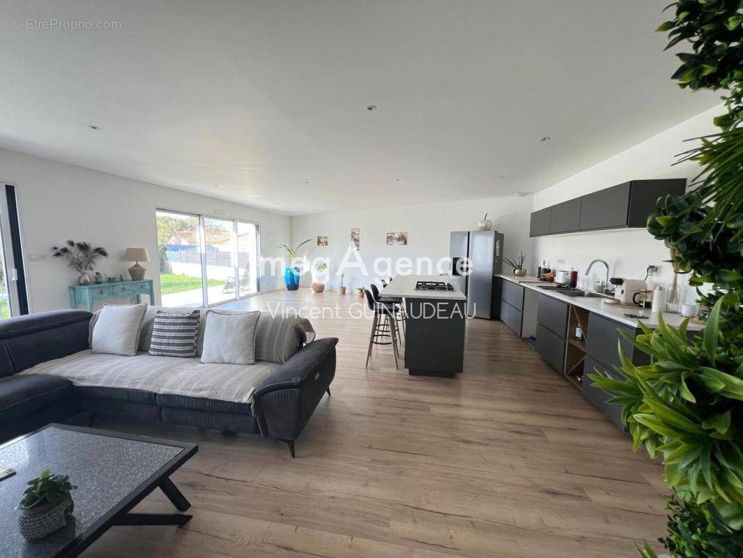 Maison à SAINT-MACAIRE-EN-MAUGES