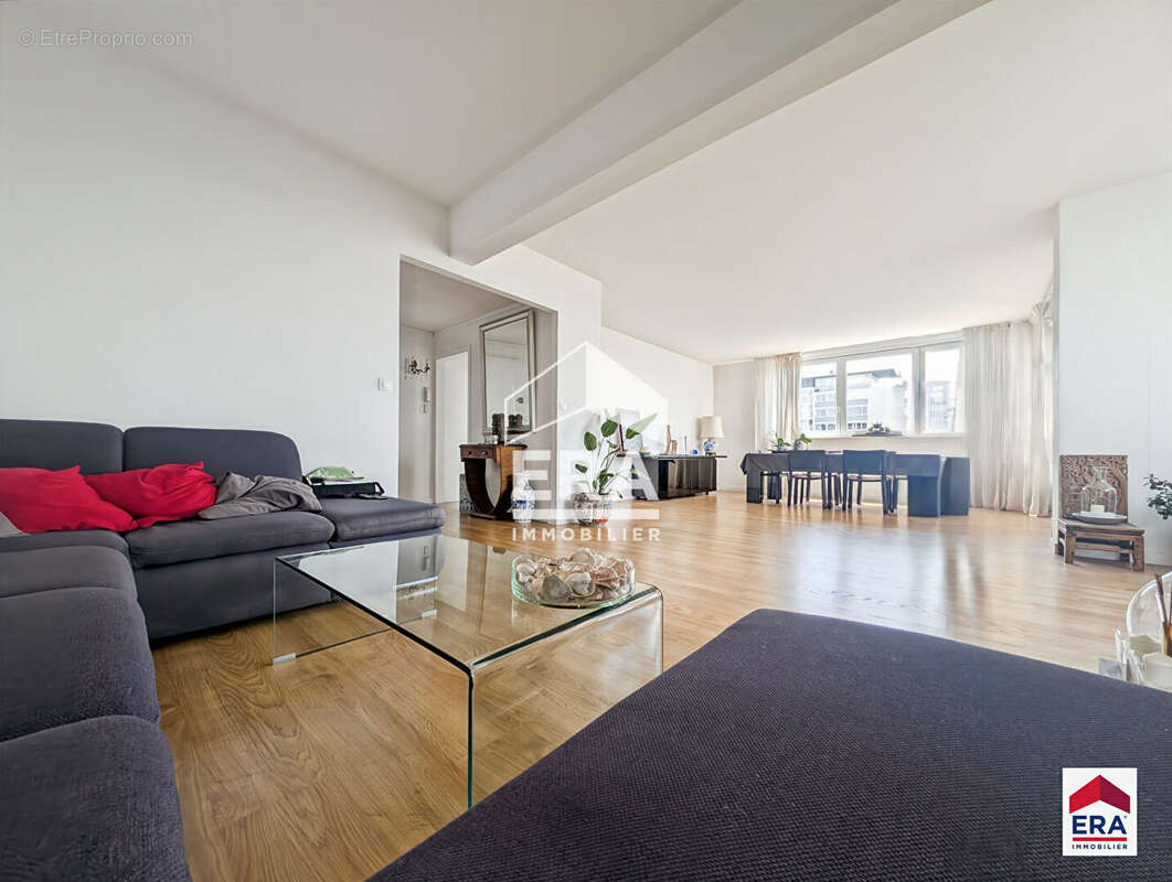 Appartement - 105 m² - Balcons - Garage fermé - Cave - Roubaix Barbieux - photo 2