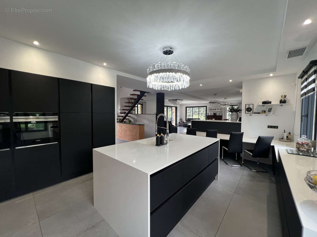 Maison à SAINT-LAURENT-DU-PAPE