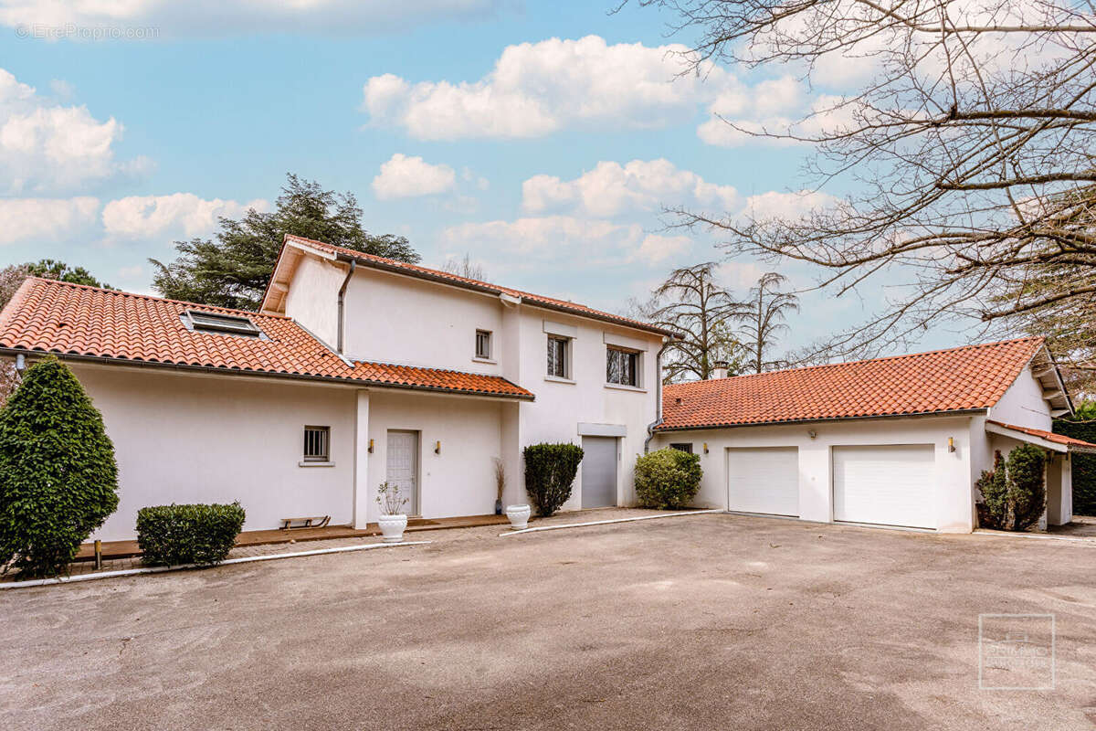 SAINT CYR AU MONT D'OR, Maison de 240m² sur 3200m² de terrain plat, arboré et clos - photo 4