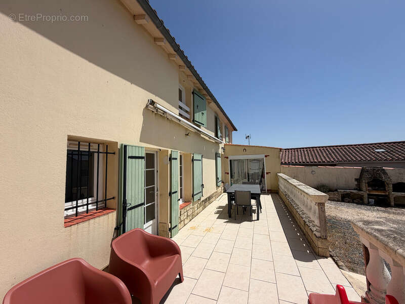 Bessay (85320) au calme charmante maison en pierres renovee 3/4 chambres avec dependances et jardin - photo 7