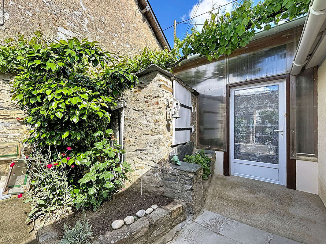 Maison à BECON-LES-GRANITS