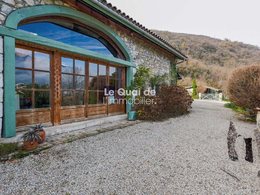 Maison à VEUREY-VOROIZE