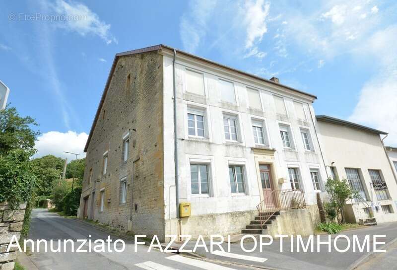  À VENDRE EN EXCLUSIVITÉ, proche Belgique et Luxembourg, un Immeuble de trois appartements situés à STENAY (55), 255 M² habitabl - photo 2