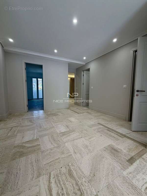 CAP D'AIL : Appartement 3 pièces avec terrasses, à rénover, dans résidence avec piscine et gardien - photo 8