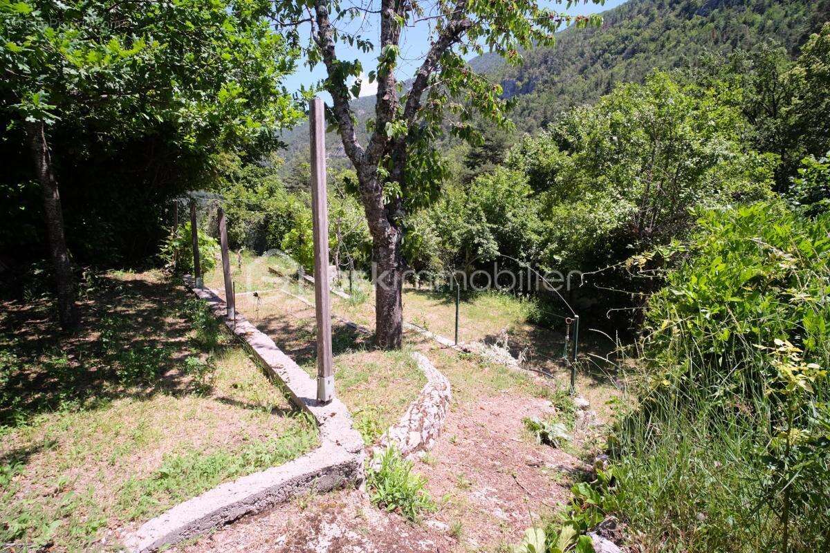 Maison familiale de caractère de 110 m2 avec jardin remarquable, bassin et vue montagnes - photo 19