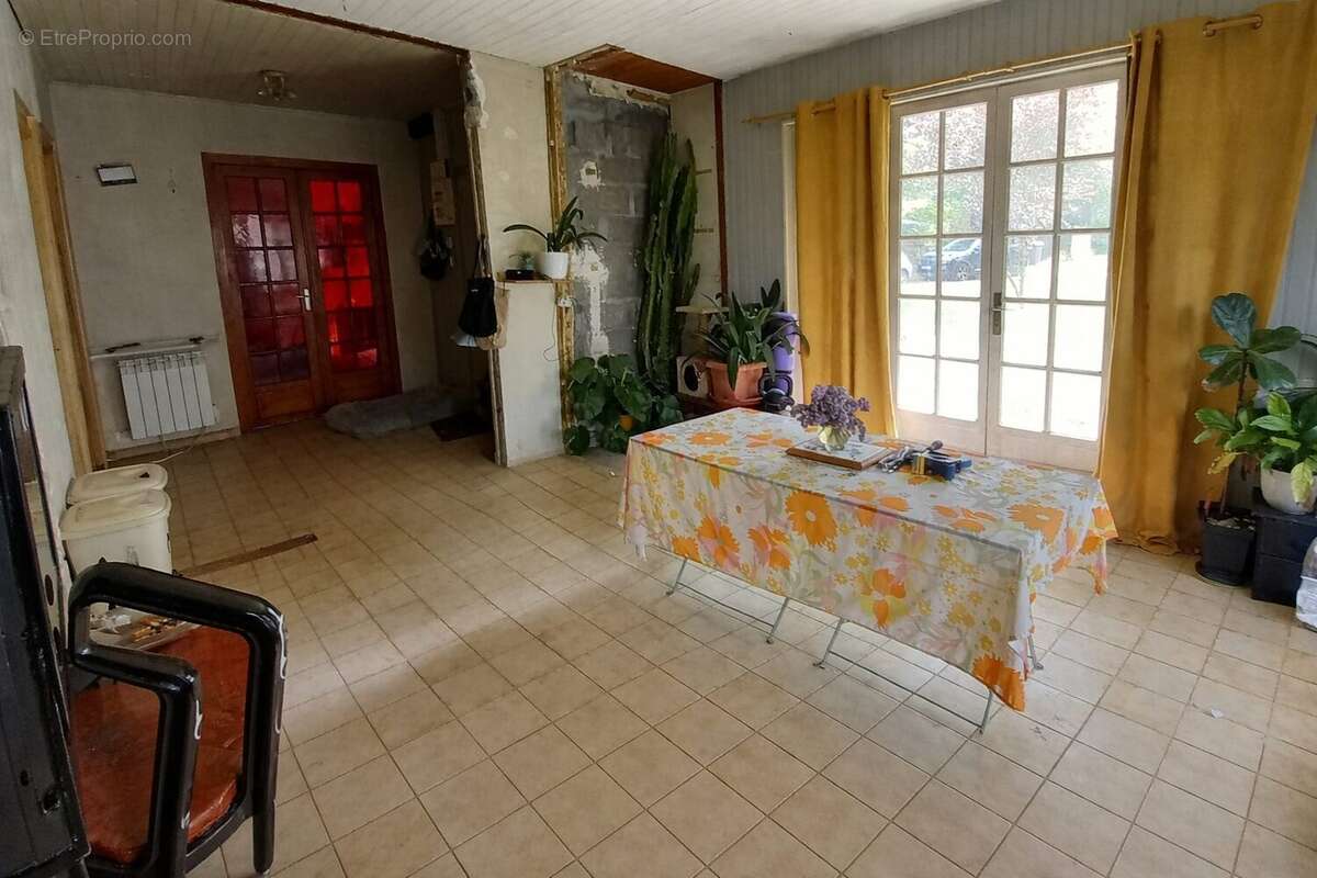 Pièce de vie lumineuse avec fort potentiel d'aménagement  idéale pour créer un espace moderne et chaleureux. - Maison à GLISOLLES