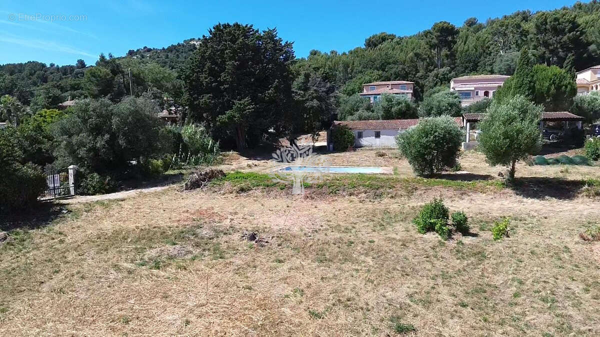Terrain à SIX-FOURS-LES-PLAGES