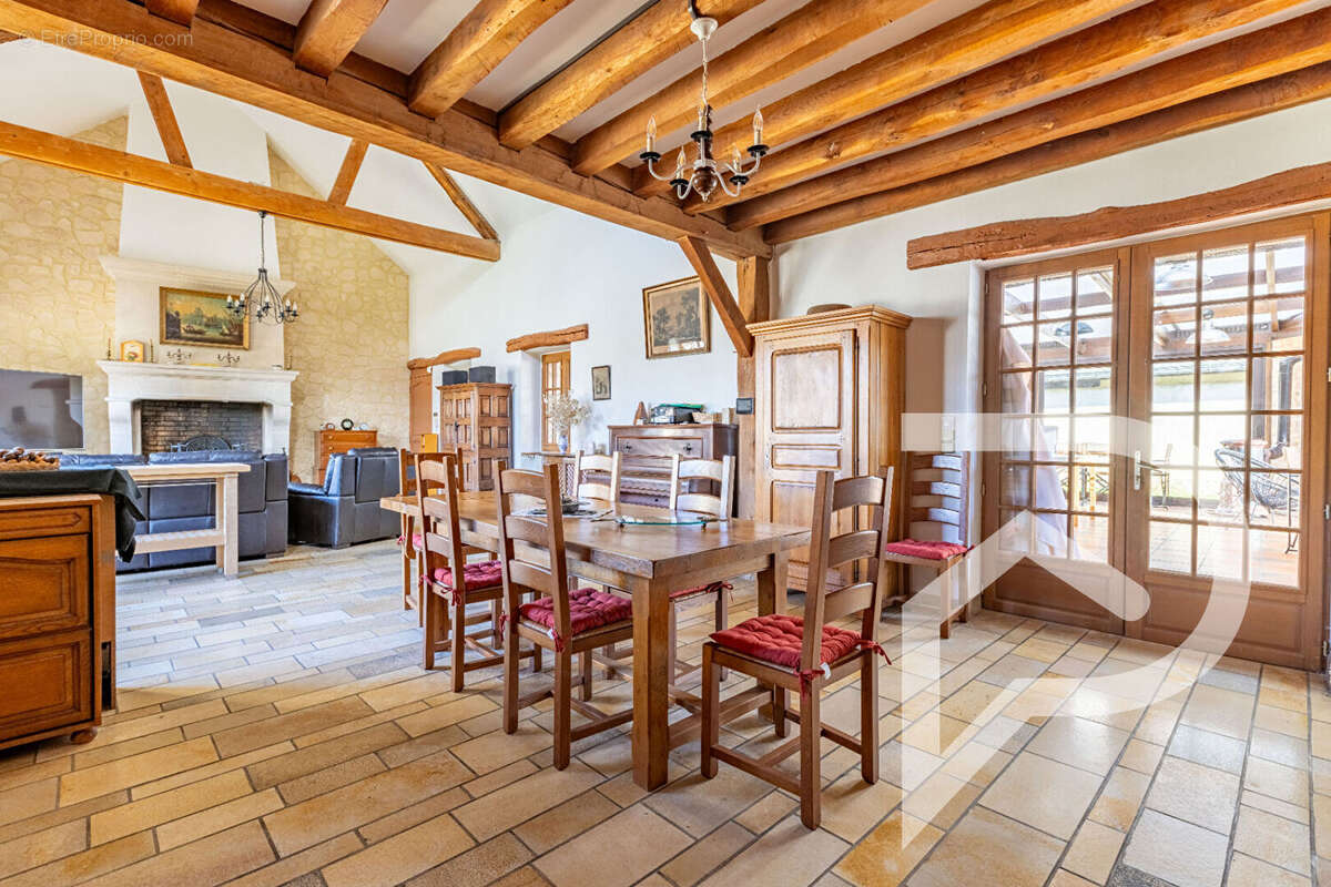 Maison à PEROY-LES-GOMBRIES