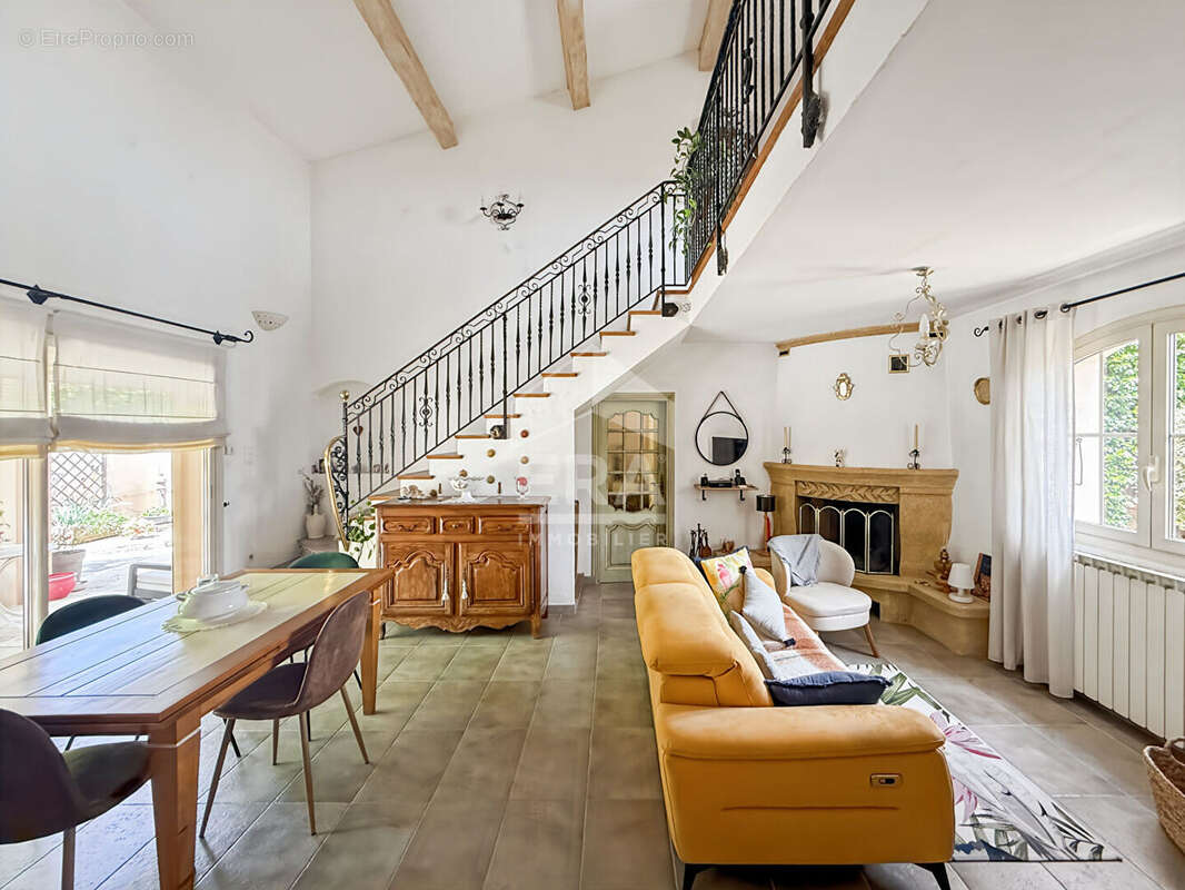 Maison à SIMIANE-COLLONGUE