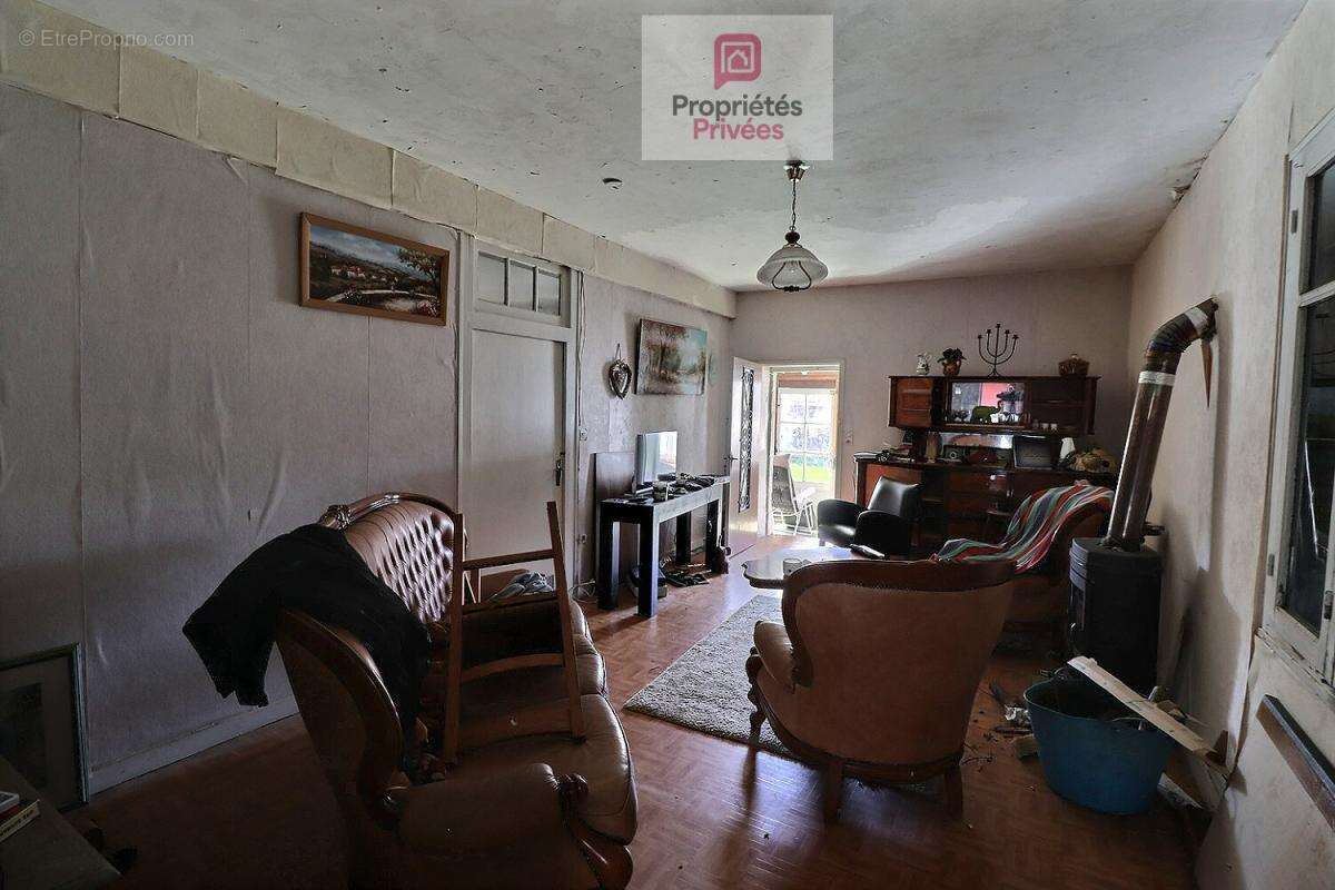 Maison de bourg mitoyenne à rénover sur 2 niveaux avec cave - photo 5