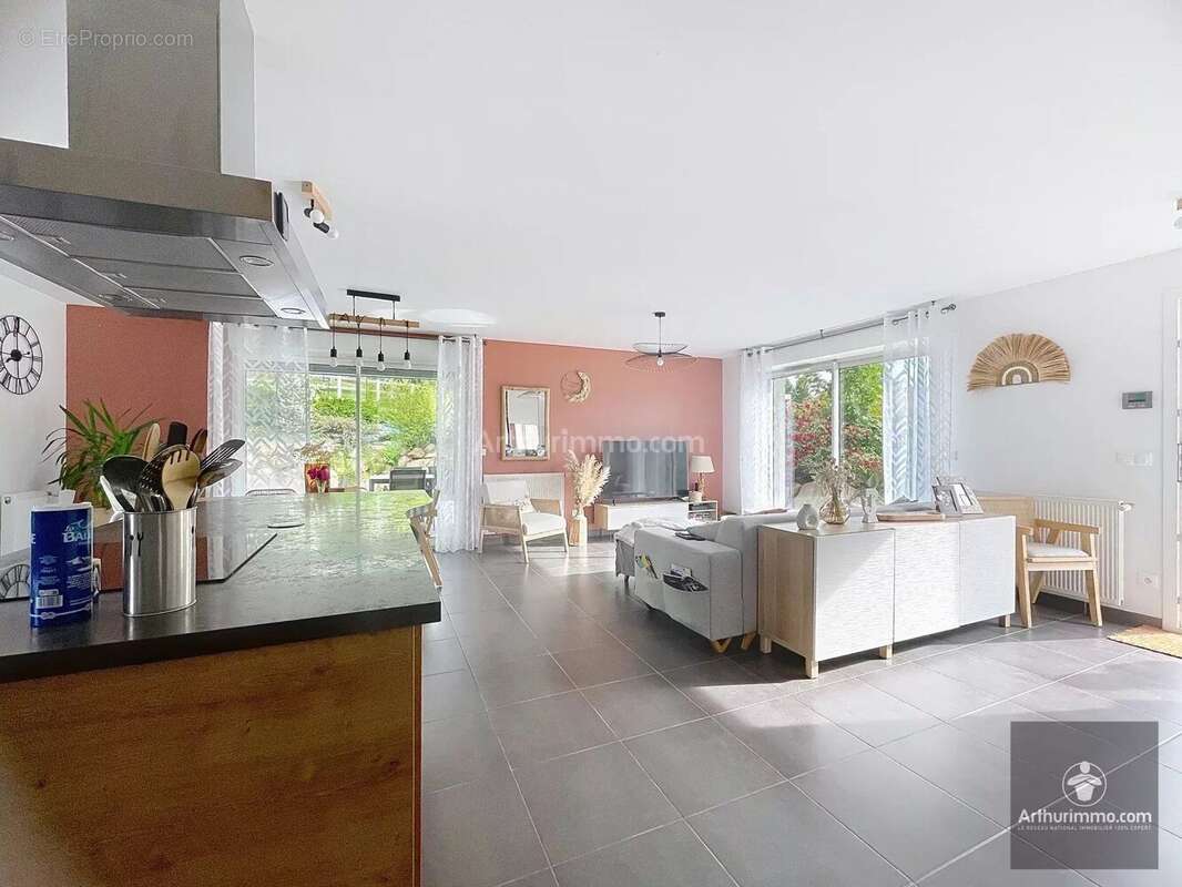 Maison à COMMELLE-VERNAY