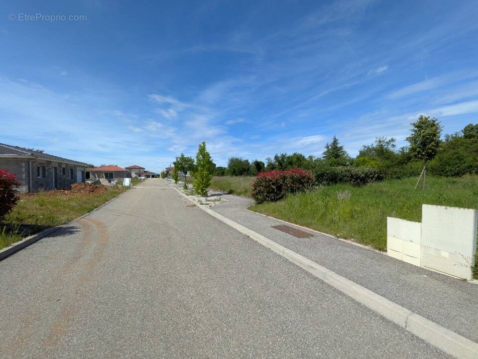 Terrain à BLYES