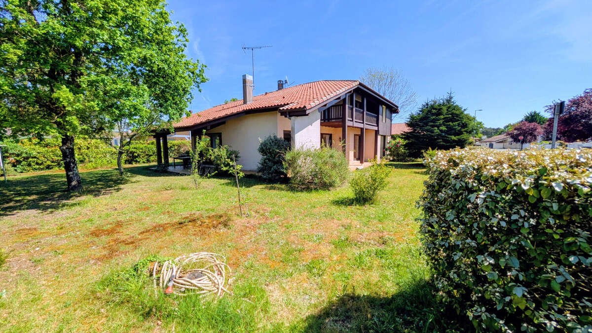 Belle villa cossue F8 sur terrain arboré 900 m² - photo 2