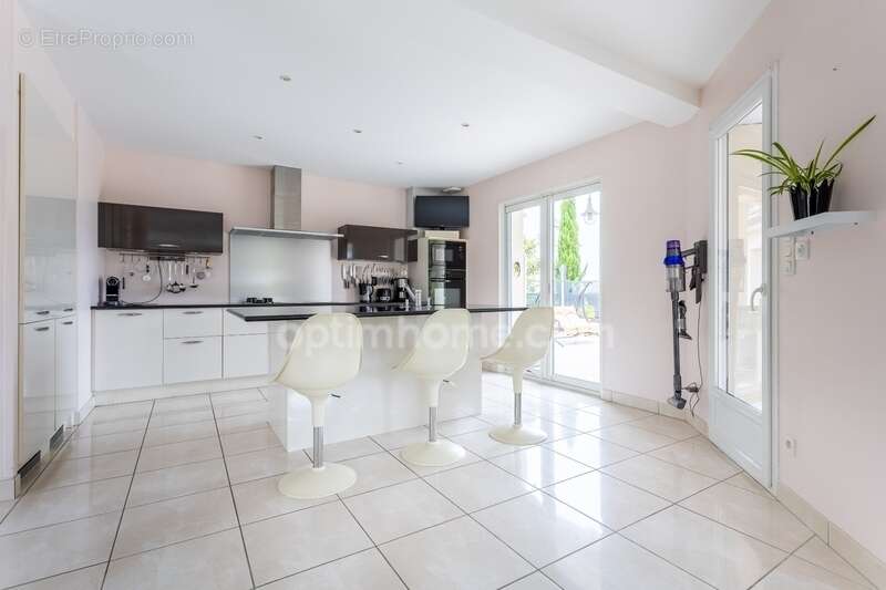 Maison à CREUZIER-LE-VIEUX