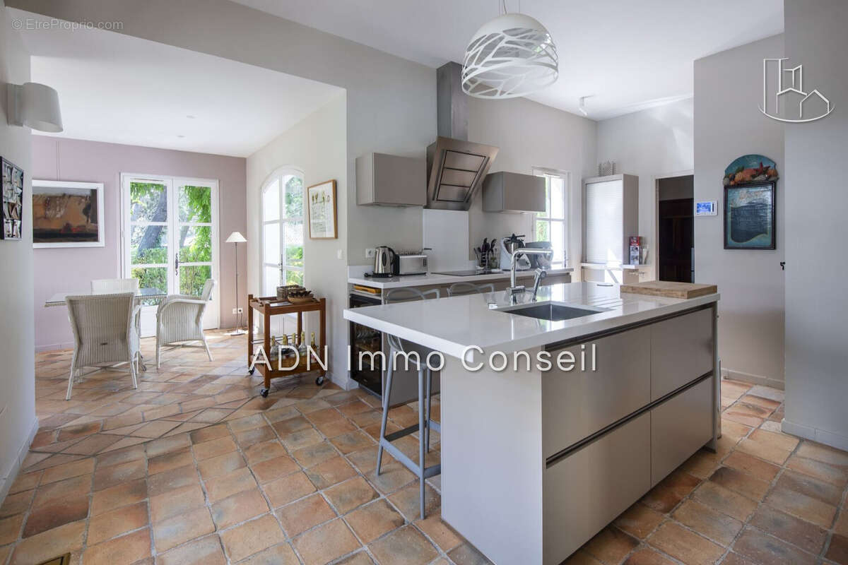Maison 264 m² à Mallemort  - photo 6
