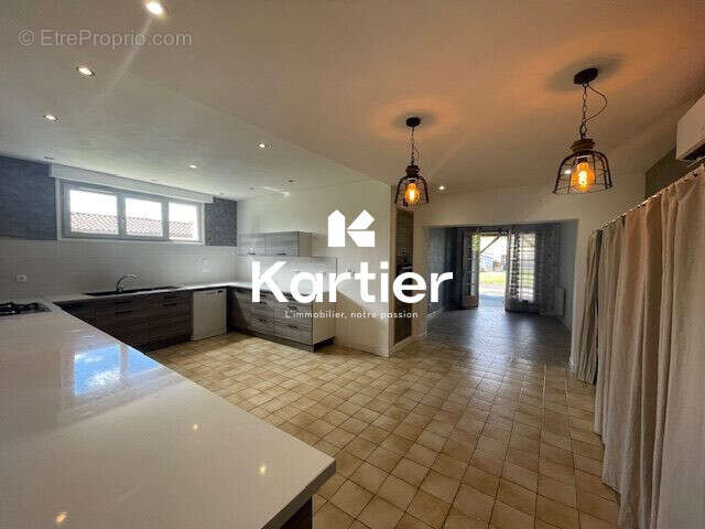 Maison à SAINT-MEDARD-DE-GUIZIERES