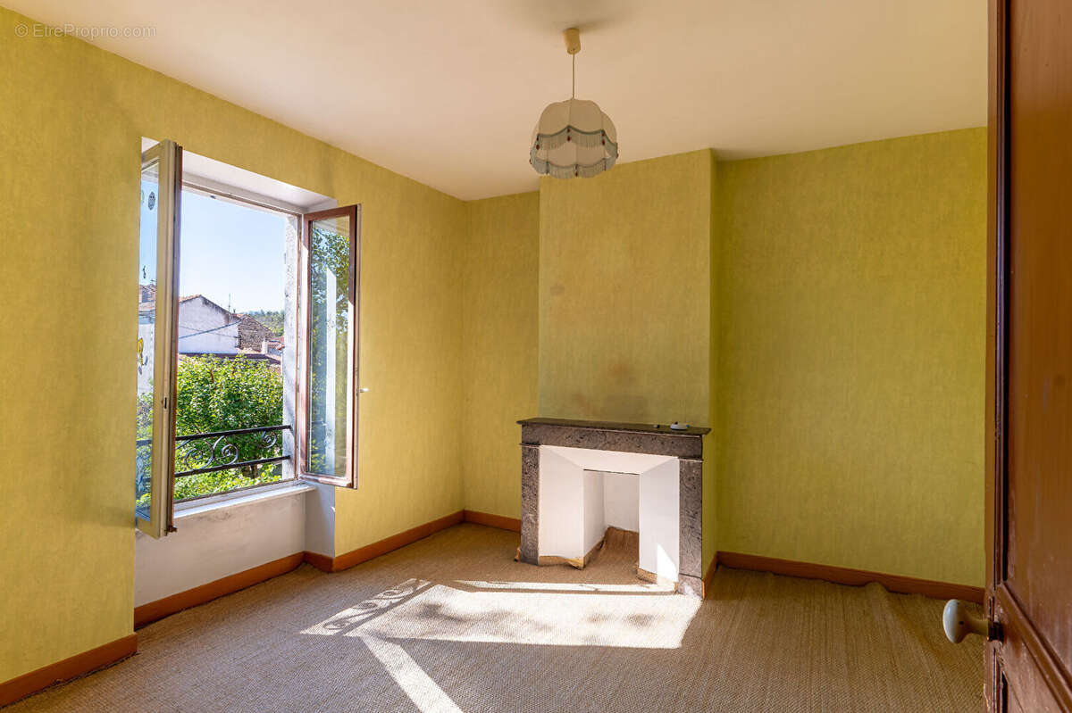 Maison à LE BREUIL-SUR-COUZE