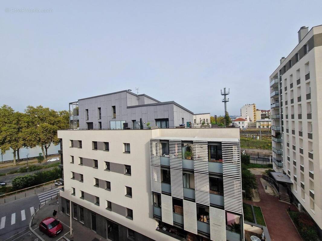   - Commerce à LYON-7E