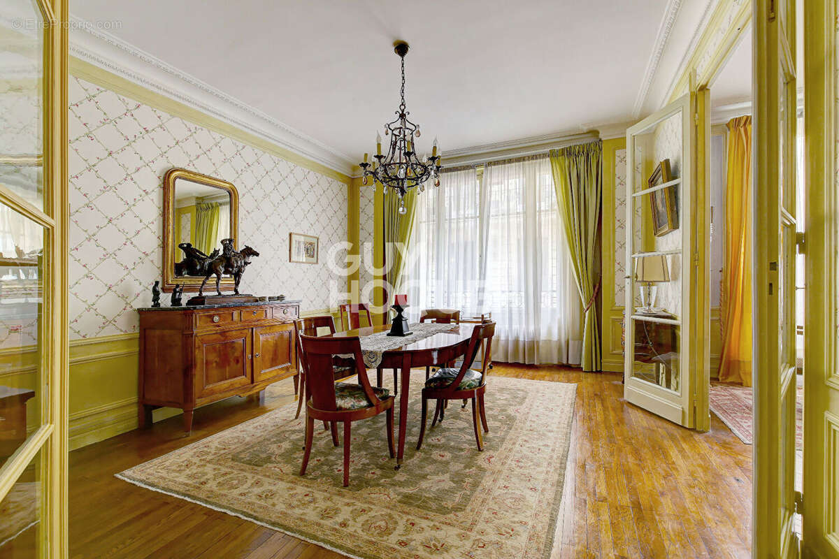 Appartement à PARIS-16E