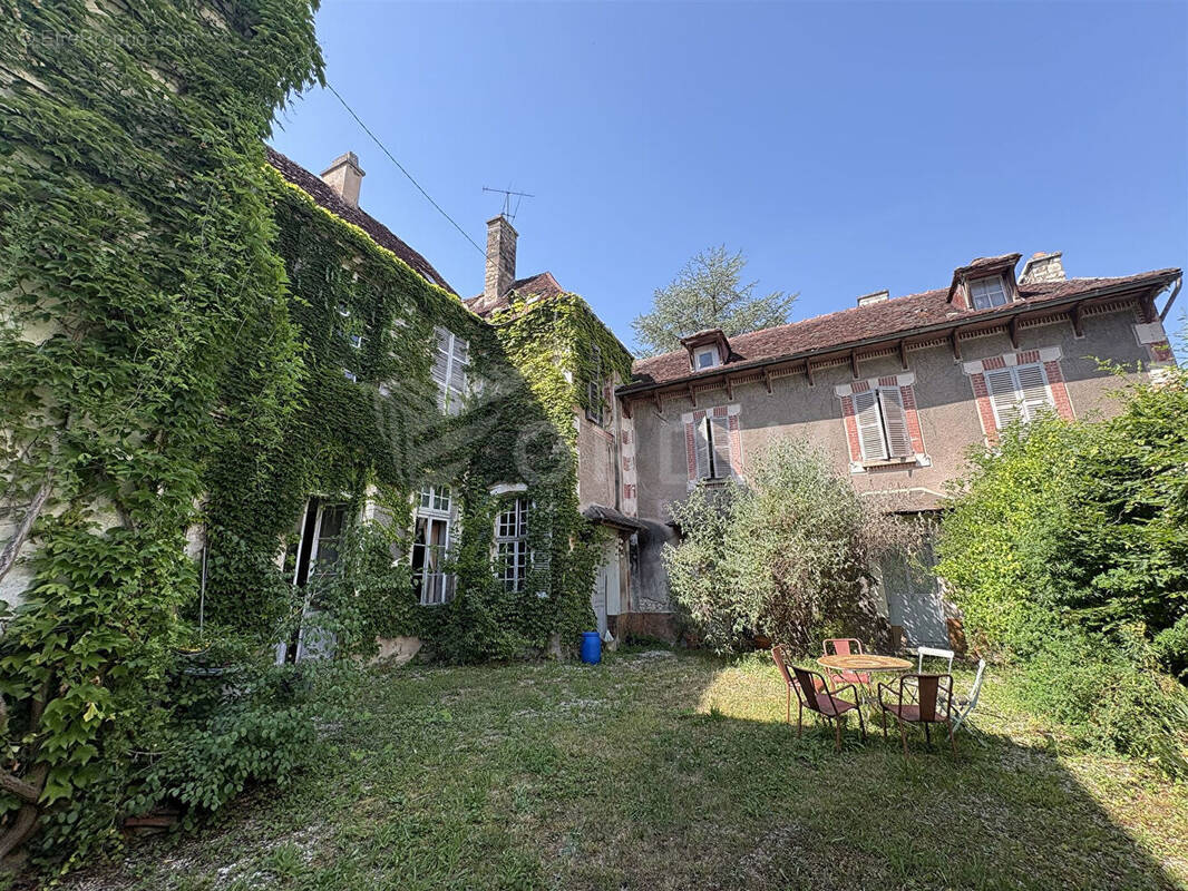 Maison 10 pièces 354 m² · à Tonnerre · 354 m² · 49 000 €