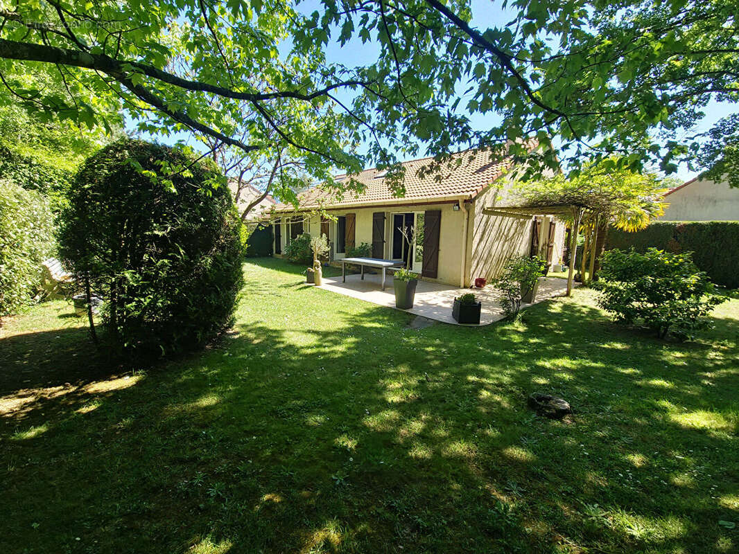 Maison à VOISINS-LE-BRETONNEUX
