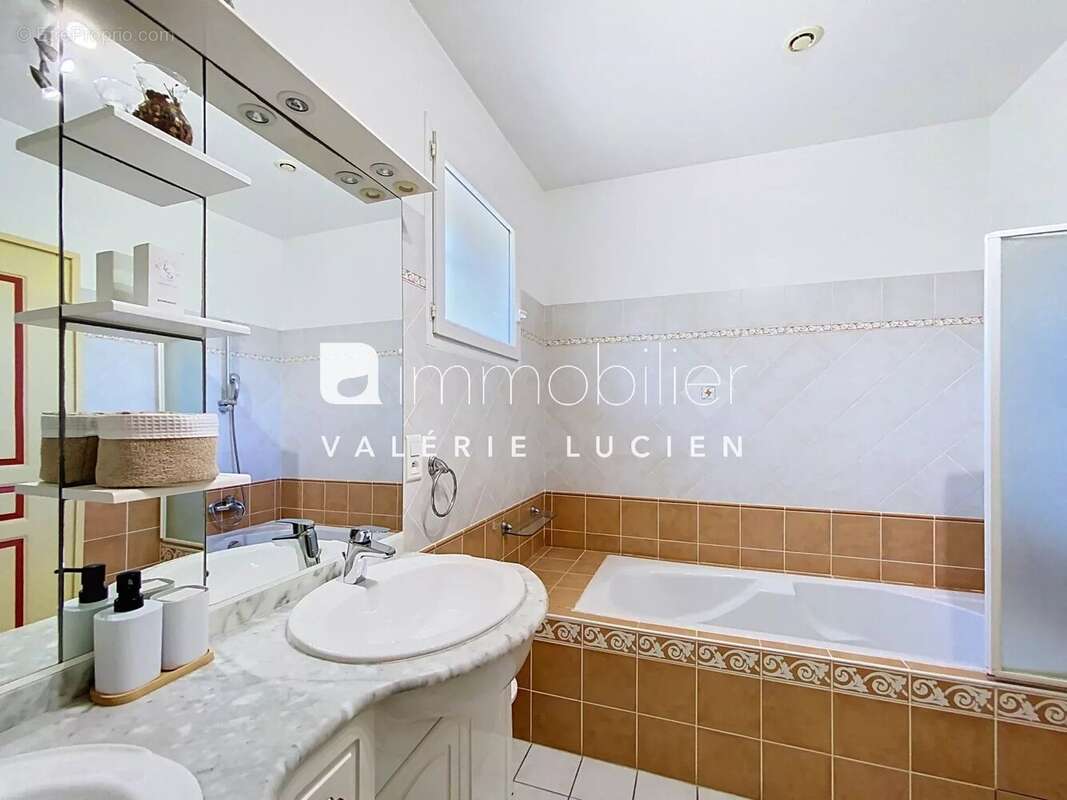 Appartement lumineux avec vue sur la piscine dans une résidence sécurisée - photo 11