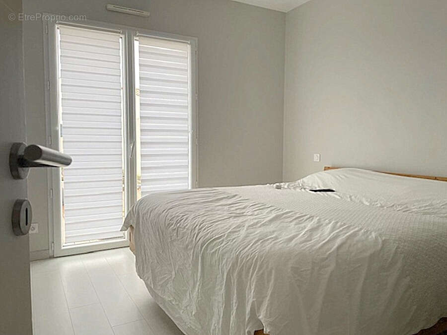 Maison de plain-pied - 2019 - 83 m² - 3 chambres - Jardin, piscine et garage - photo 6