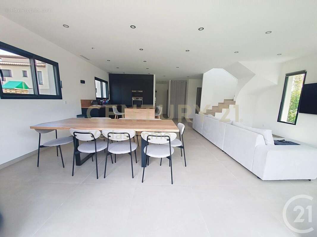 Maison à SAINT-BRES