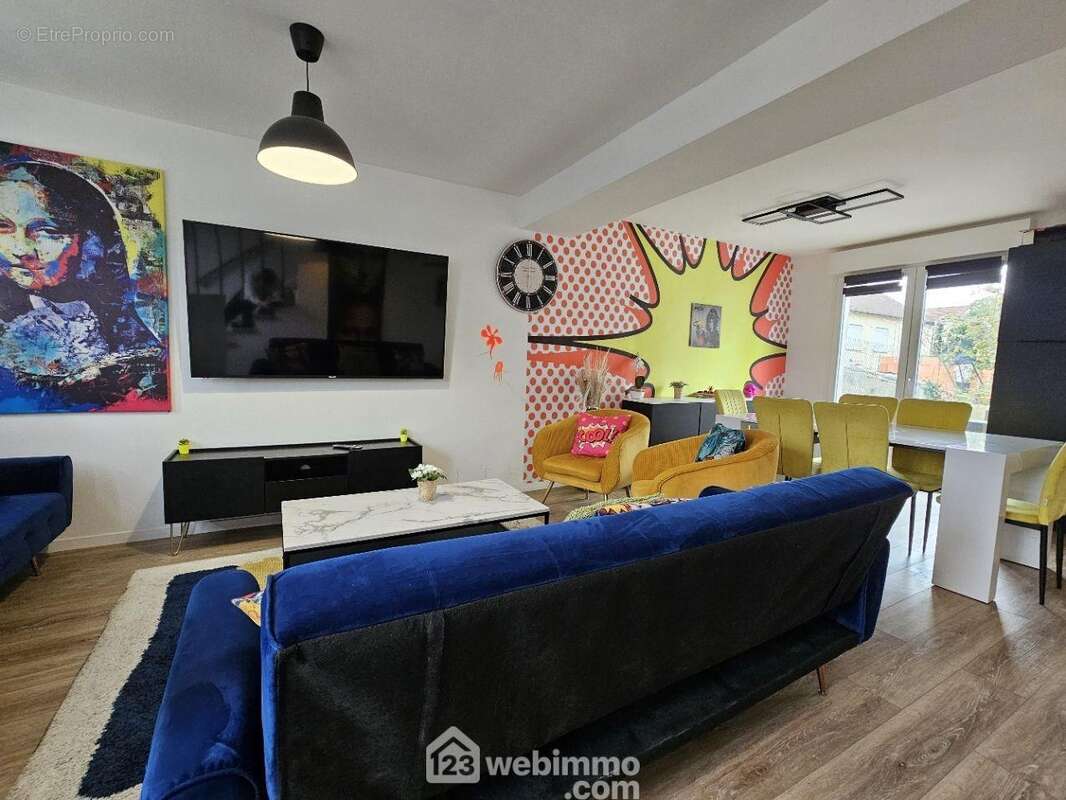 Dès l?entrée, place à un bel espace de vie lumineux et chaleureux, idéal pour se retrouver en famille ou entre amis - Maison à TINQUEUX