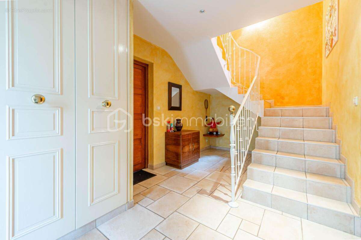 EXCLUSIVITE :  villa contemporaine 155 m2 + sous sol au calme et proche centre ville ALBERTVILLE - photo 4
