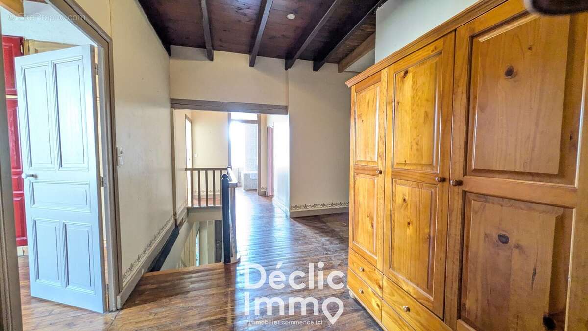 Maison familiale avec jardin et dépendances  entre Civray et Ruffec - photo 10