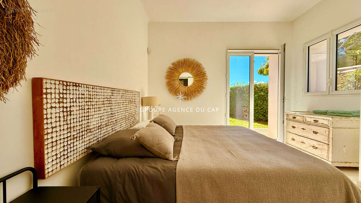 Villa pieds dans l'eau 7 pieces avec piscine vue golfe de saint tropez, aux issambres - photo 12