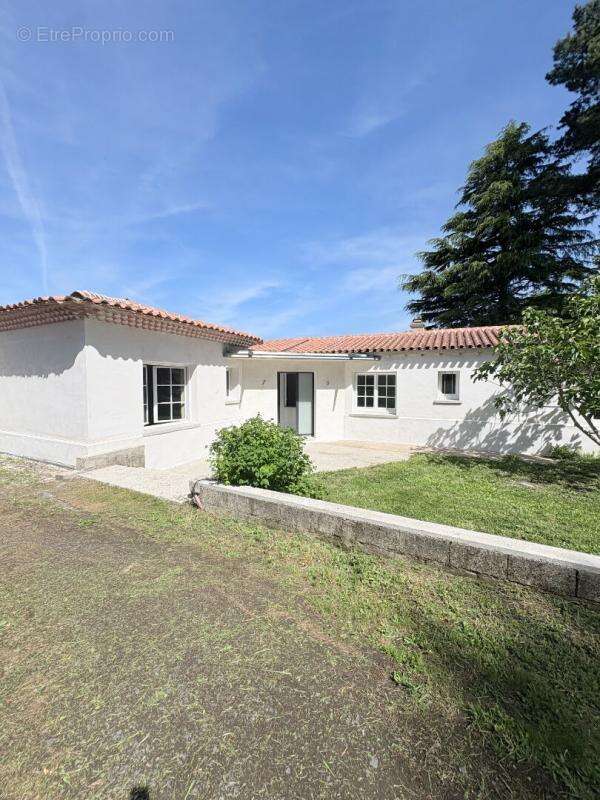 Maison à MONNIERES